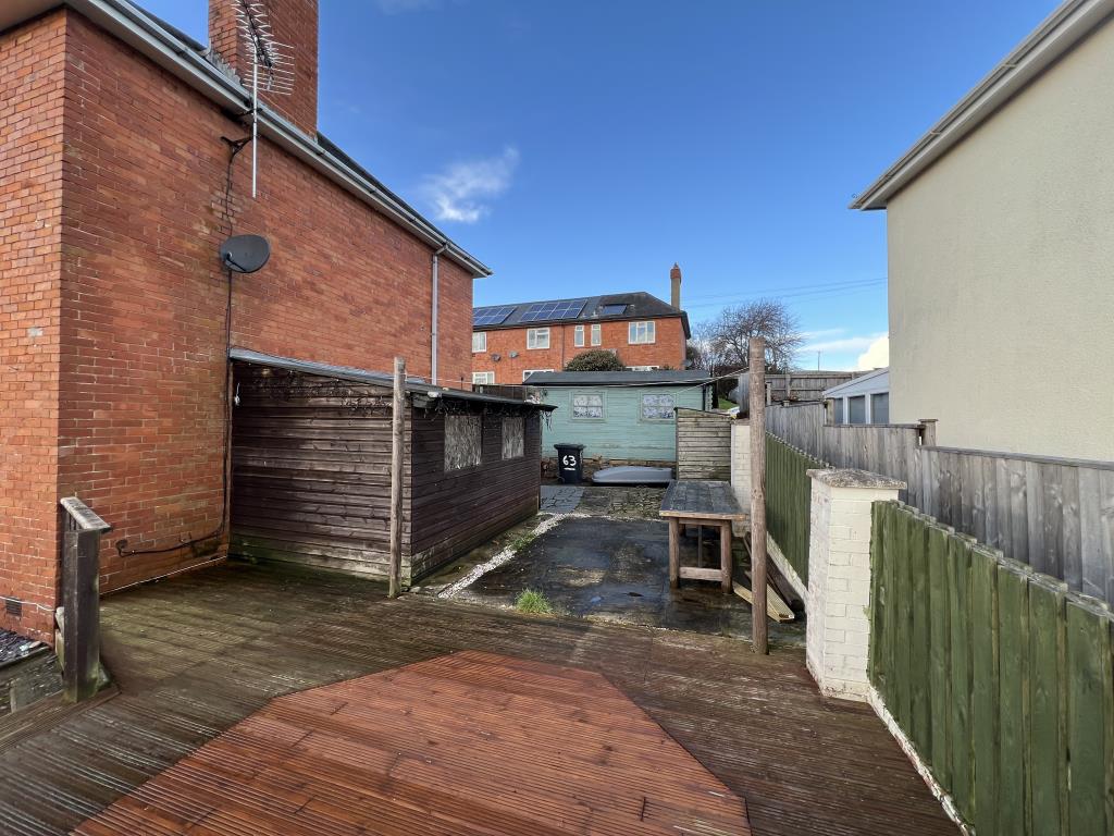 Lot: 163 - PROPERTY WITH GARDEN AND PLANNING PERMISSION FOR A FURTHER DWELLING - General view of the side of the property